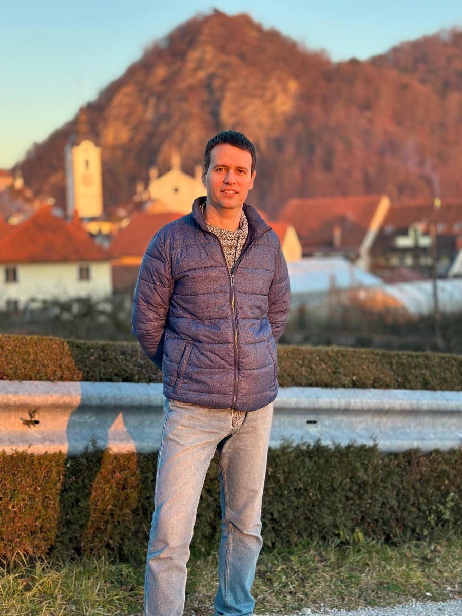 Антон на фоне гор Словении