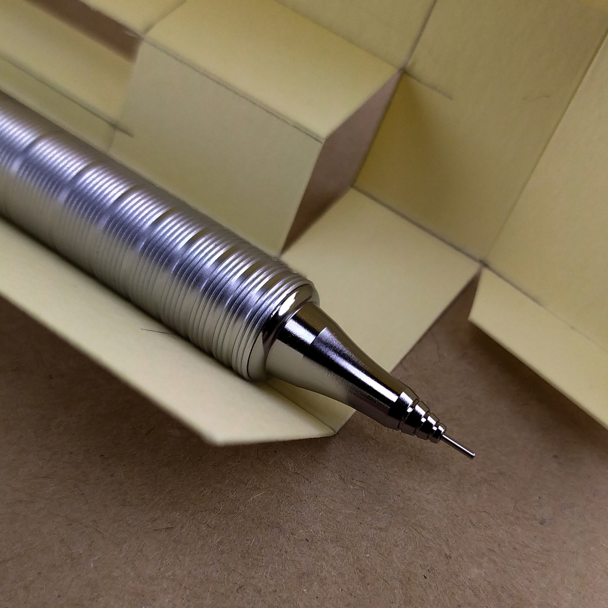 Наконечник и трубка современного механического карандаша Pentel с грифелем 0,2 мм