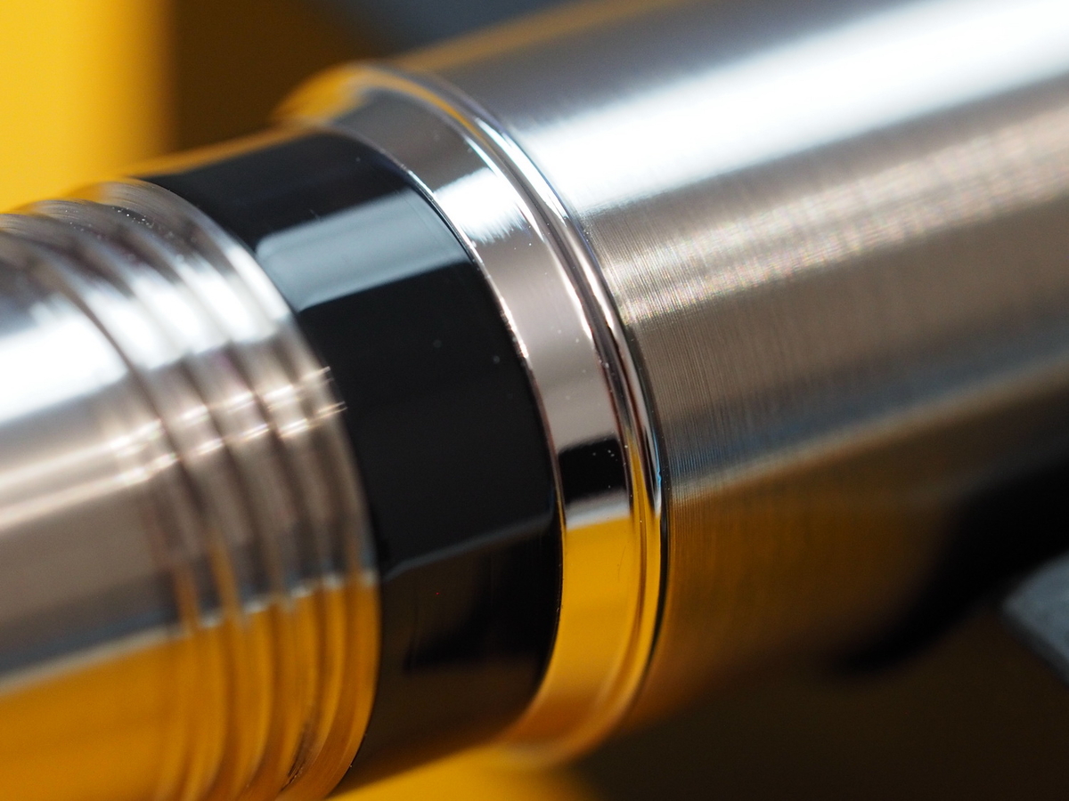 Выступ на корпусе перьевой ручки Asvine J16