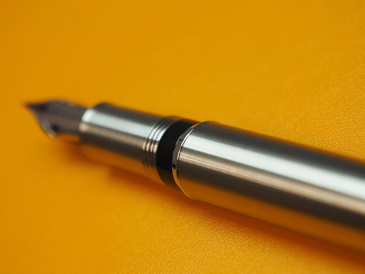 Выступ на корпусе перьевой ручки Asvine J16