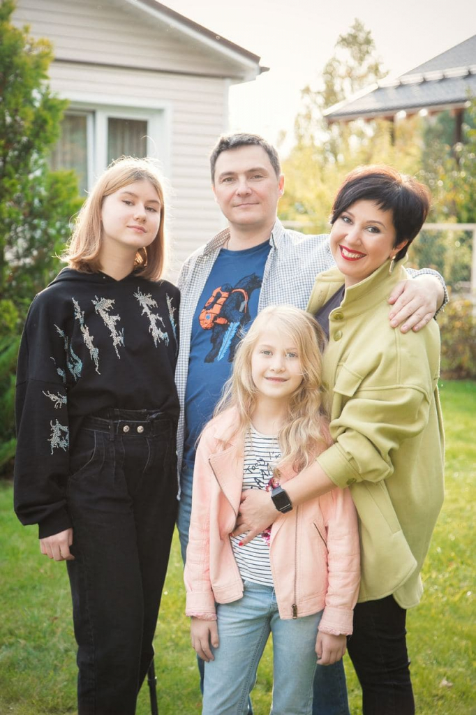 Михаил Агупов с семьёй.jpg