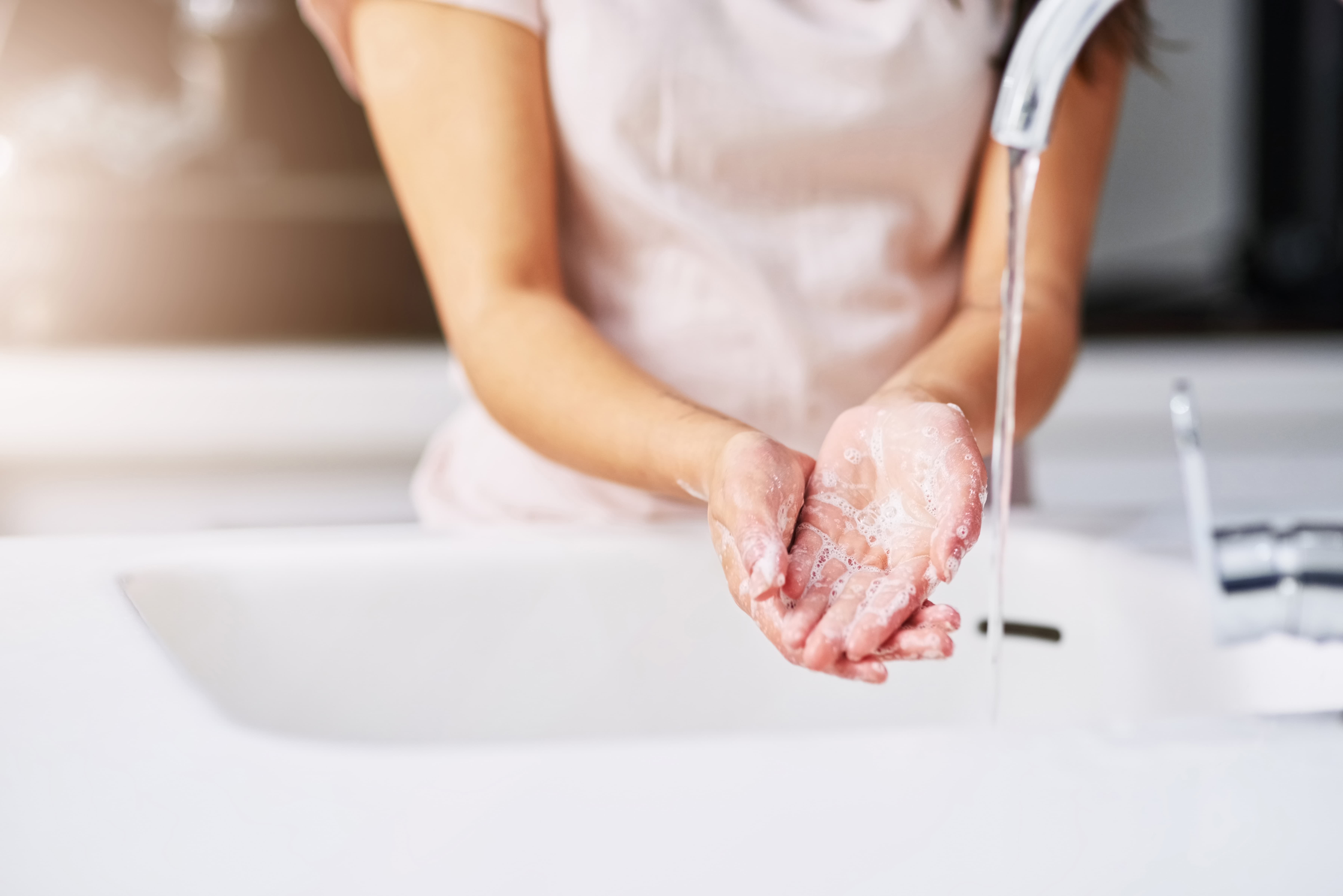 Руки после ванны. Мытье рук. Мытье рук Эстетика. Мытье рук с мылом. Помыть руки.